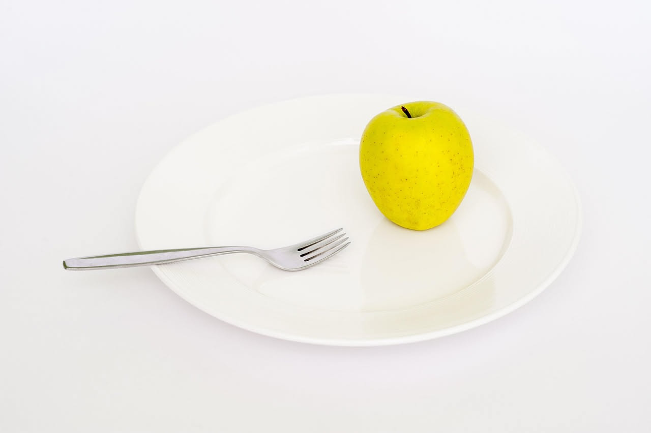 Mangiare poco o mangiare bene? La differenza che cambia tutto