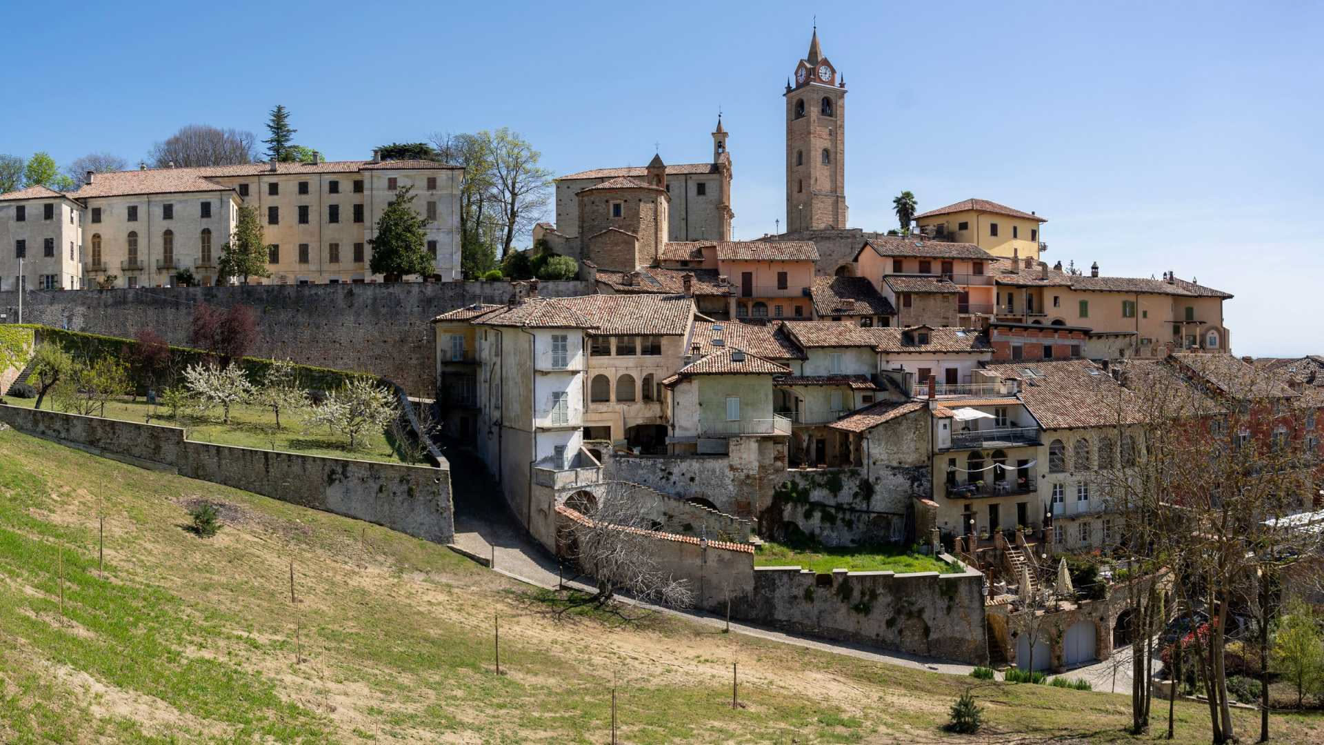È uno dei più autentici d'Italia: dieci borghi da scoprire ad aprile quando il turismo di massa non ha ancora invaso la penisola