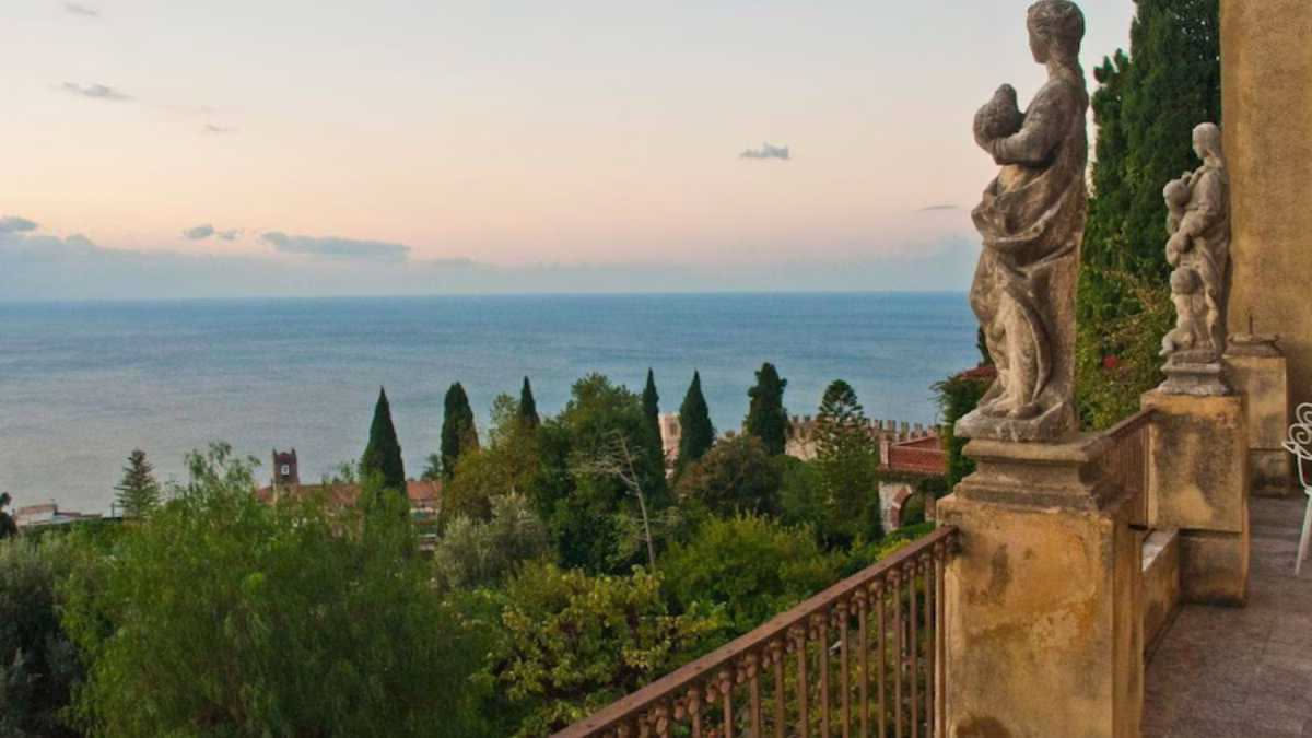 Villa Cimbrone a Ravello: il giardino e i busti tra cielo e mare