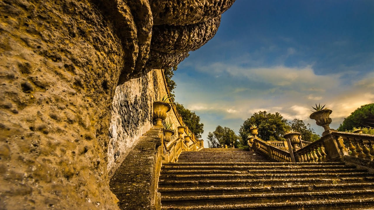 Villa Aldobrandini a Frascati: la scala che domina il giardino del Settecento