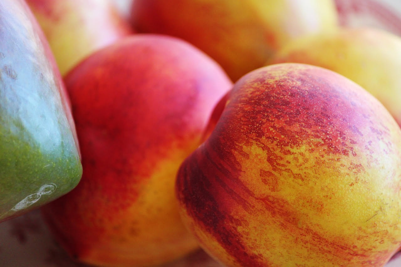 Da dove arriva la nettarina estiva: la storia del frutto