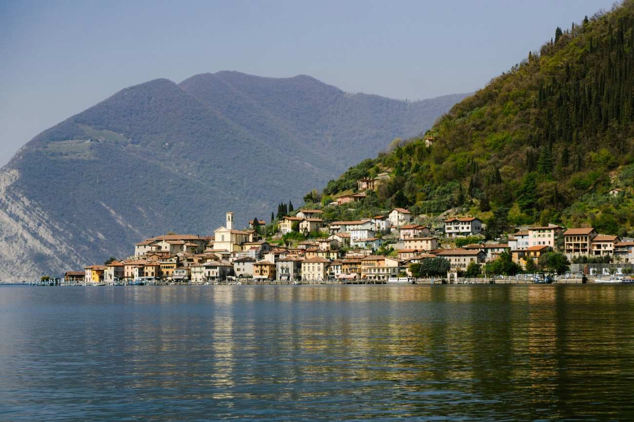 Dove si trova il borgo italiano sul lago dove crescono cipressi, agrumi e agavi tra ville e giardini