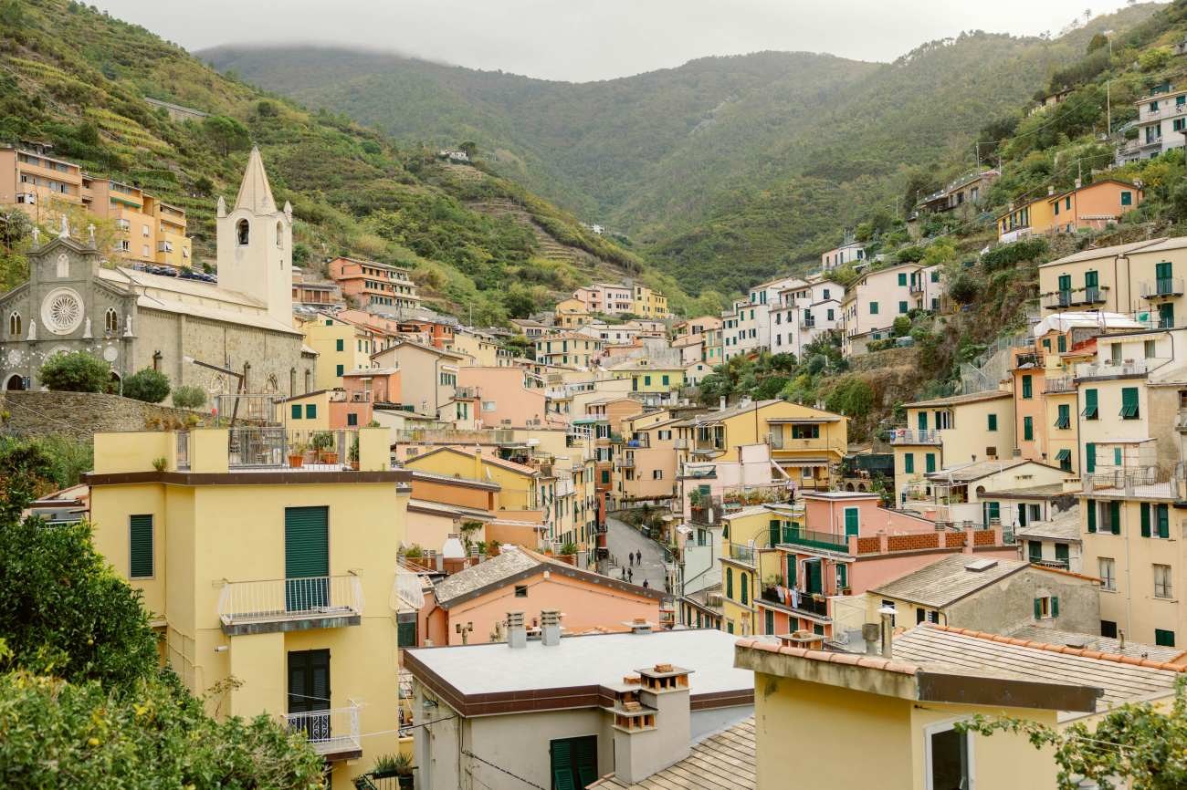 Dove si trova il borgo italiano che ha vigne, lecci e pini affacciati sul mare