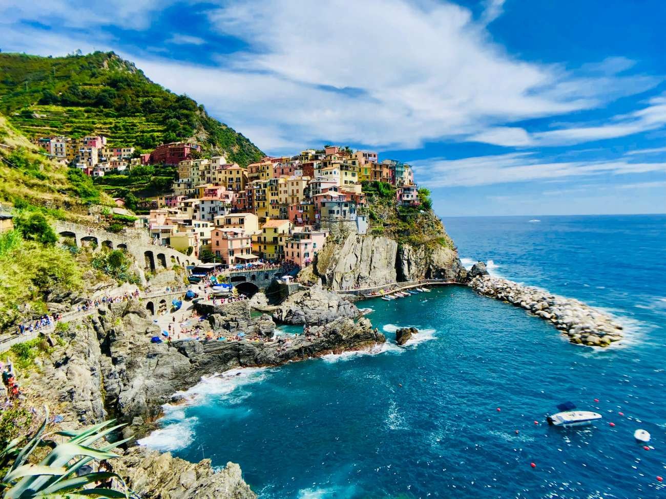 Dove si trova il borgo italiano che ha vigneti sospesi sul mare, ulivi e profumi mediterranei