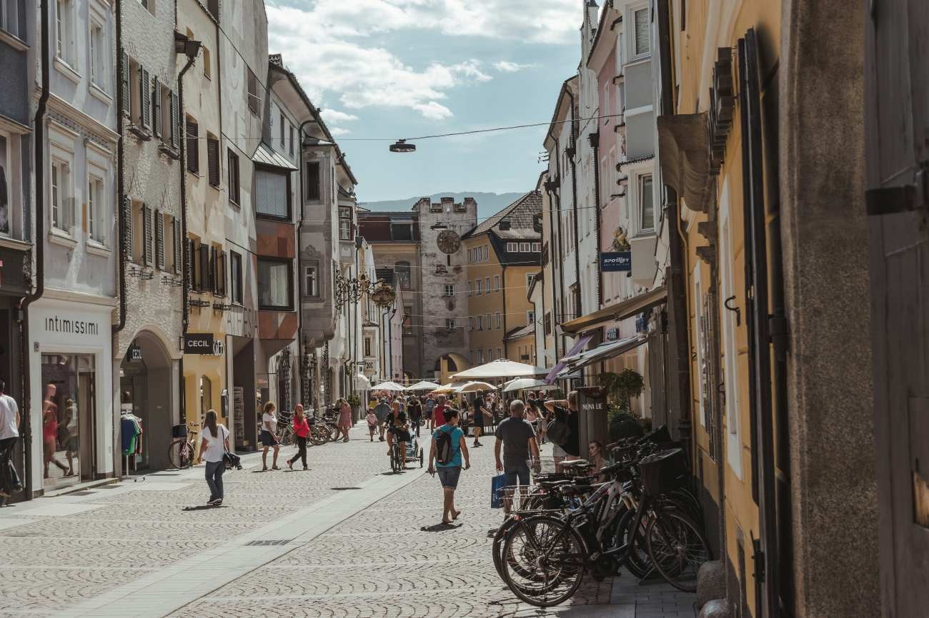 Qual è la città italiana dove trovi castagni, grandi parchi e prati dove tornano le api