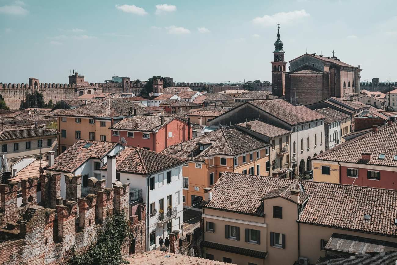 Qual è la città murata italiana che nasconde parchi con cedri e ippocastani secolari