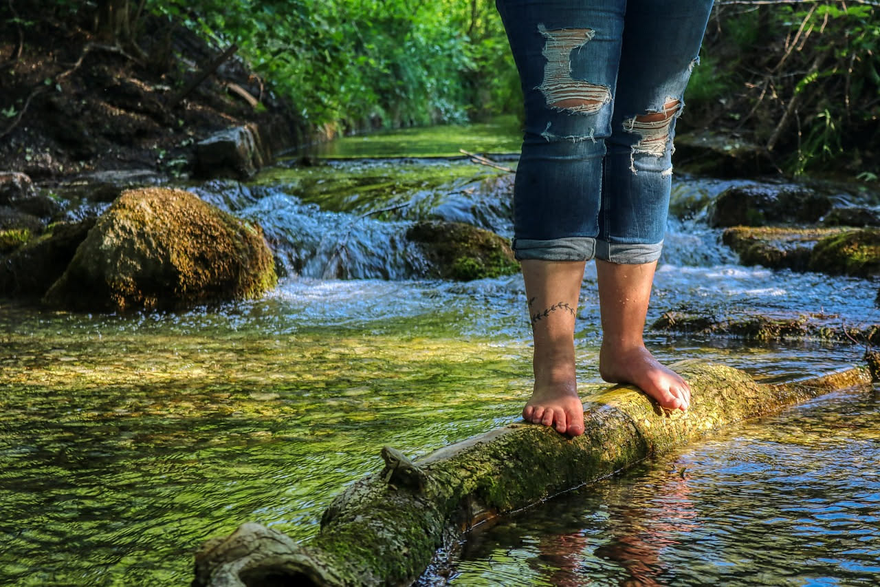 I benefici di camminare a piedi nudi sull'erba ogni mattina, secondo la tradizione giapponese