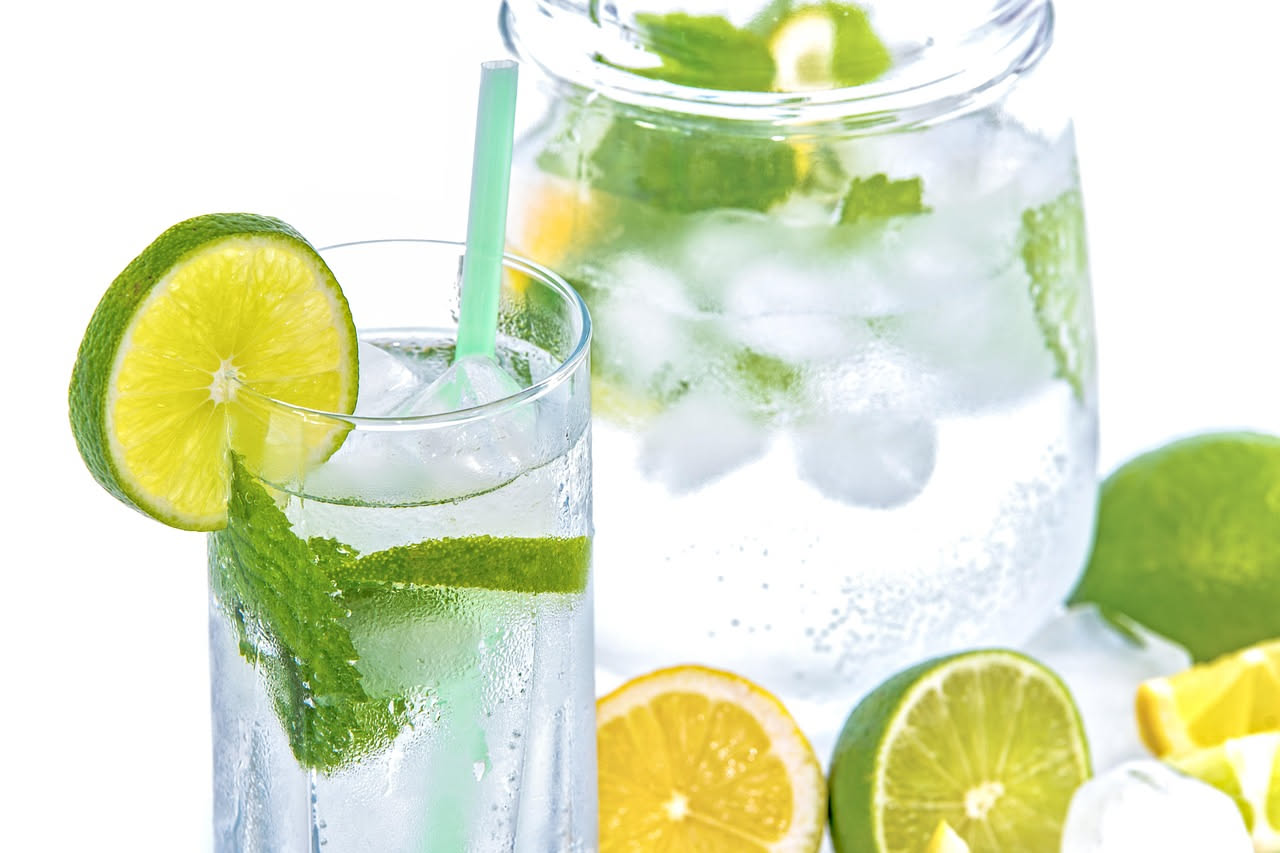 Cosa succede se bevi acqua e limone ghiacciata sotto il sole: l'errore comune